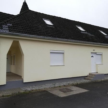 Familia-Pelso Apartmanhaz Zamardi Exterior photo