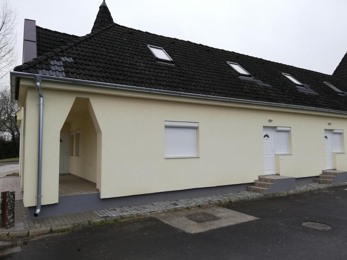 Familia-Pelso Apartmanhaz Zamardi Exterior photo